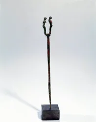 Orientalisk konst: nåla en huvuddekoration av två karaktärer. Bronsföremål, Omkring 3300 - 3200 f.Kr. (Urikperioden, Mesopotamien). Från Tello. Höjd 18 cm. Paris, Louvren