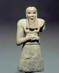 Orientaliska antikviteter: statyett i kalksten av orant lovad till prins Ginak. Mesopotamien. 2750 f.Kr. Sön 0,26 m Paris, Louvren