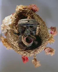 Kostymmask för firandet av den mexikanska årliga festivalen Guelaguetza (trä, flätat halm och papper)