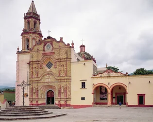 Fasad av Franciscan Mission Church of Saint James i Jalpan, 1751-58