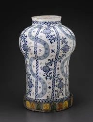 Burk med vertikala flytande band och vinstockar med solrosliknande blommor, 1700-50