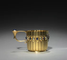 Miniature Cup, firma Peter Carl Fabergé (1846-1920), före 1896 (guld, diamanter, safirer)