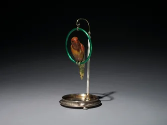 Papegoja på en abborre (Parrot), firma av Peter Carl Fabergé (1846-1920)