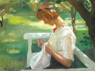 Ella Saxild syr i trädgården en sommardag.