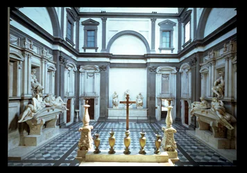Vy över interiören designad av Michelangelo Buonarroti (1475-1564) som visar Medici-gravarna av Lorenzo, hertig av Urbino (1492-1519) (l) och Giuliano, hertig av Nemours (1479-1516) (r), 1520-24 och 1530