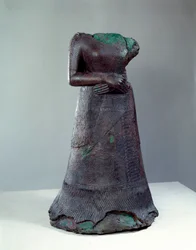 Elamitisk civilisation: bronsstaty av drottning Napir Asu med elamitisk inskrift. 1250 f.Kr. Från platsen Susa, Iran. H 1,29 x 0,73 m. Paris, Musée du Louvre