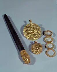 Slipsten och granuleringsringar. Från platsen för Susa, Iran sydväst. 1150 f.Kr. Paris, Louvren