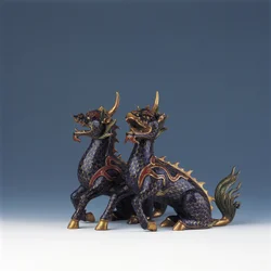 Ett par sittande qilin (cloisonne emalj & förgylld brons)