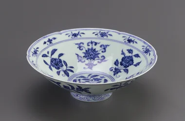 Skål med koniska sidor och folierad kant, Jingdezhen, Jiangxi-provinsen, 1426-35 (porslin med koboltpigment under klar färglös glasyr)