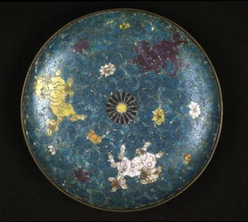 Tallrik i koppar och cloisonnemalj, Mingperiod (1368 - 1644).