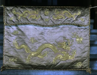 Sidentyg med guldmotiv föreställande drakar, Mingperioden (1368 - 1644).