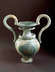 Minoisk konst: vas av dyrkan i marmor. 1450 f.Kr. Från en lustral bassäng av Zakros, Kreta Dim. 79 cm Heraklion, nationellt arkeologiskt museum - Minoisk konst: kultamfora med voluterhandtag av ådrad marmor, från en lustral bassäng vid Zakros, Kreta. 79 cm