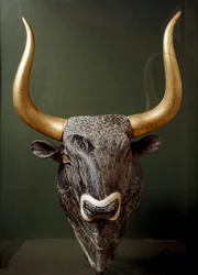 Minoisk konst: rhyton i form av ett tjurhuvud, ceremoniellt kärl med gyllene horn, från Lilla palatset i Knossos på Kreta, 1550-1500 f.Kr. Heraklion, Arkeologiska museet