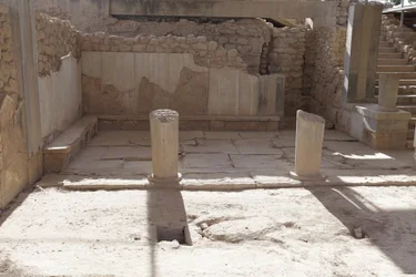 Minoiska arkeologiska platsen Phaistos. Drottningens Megaron (dvs. drottningens lägenheter). Den sydligaste av "" Royal Apartmentsof Phaistos. Golvet var belagt med gipsskivor och röd puts som fyllde mellanrummet. Gips användes också för thr benc