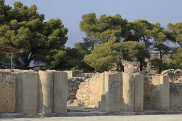 Minoiska arkeologiska platsen Phaistos. Porten till den norra flygeln som öppnar sig från den centrala domstolen. Den norra flygeln är den viktigaste flygeln av palatset eftersom den tros ha inhyst "" Royal Apartments "". Port som leder till komplexet av "