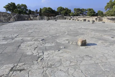 Minoiska arkeologiska platsen Phaistos. Centraldomstolen, en grundläggande arkitektonisk del av Minoens palats. Det är en kärna runt vilken de olika vingen är satta. Denna centrala domstol byggdes under det gamla palatset (1900-1700 f.Kr.). Det användes oc