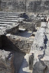 Minoiska arkeologiska platsen Phaistos. Trepartshelgedomen. Detta komplex av rum framför palatset var en liten helgedom. Phaistos, Kreta.