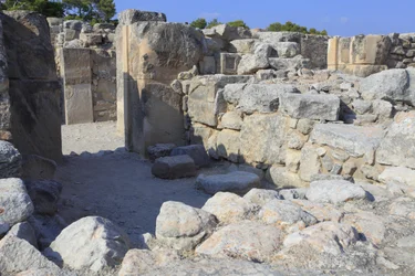 Minoiska arkeologiska platsen Phaistos. Västtidningarna. Stort komplex av palatsförråd. Utsikt över några av de 11 magasinen där palatsens varor förvarades (1900-1700 f.Kr.) Phaistos, Kreta.