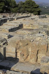 Minoiska arkeologiska platsen Phaistos. Utsikt över North East Complex. Komplex med fyra rum i direkt anslutning till det gamla palatset. Dessa rum användes för att förvara värdefulla rituella kärl. Den berömda "" Phaistos-skivan"" med hieroglyfisk skrift 