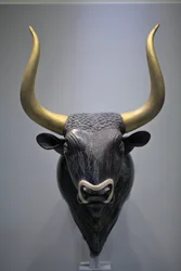 Minoisk konst. Rhyton med tjurhuvud. Detta rhyton hittades i det lilla palatset i Knossos. Det är ett karakteristiskt exempel på minoisk stenskulptur från den tidiga nypalatsperioden. Det är ett libationskärl, som fylldes med lämplig vätska genom ett hål.