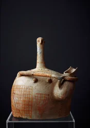 Minoisk civilisation: terrakottaskulptur av en kvinnlig gudomlighet (modergudinna?) från Myrtos. 2300 f.Kr. Mått: 21,1 cm. Kreta, museet i Agios Nikolaos (Sankt Nikolaus)