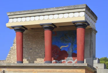 Minoens arkeologiska plats i Knossos. Norra ingången, Norra pelarhallen. Bastion rekonstruerad av Arthur Evans där han satte en kopia av en restaurerad relieffresk av en tjur. Knossos, Kreta.