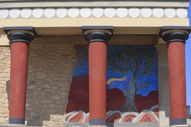 Minoens arkeologiska plats i Knossos. Norra ingången, Norra pelarhallen. Bastion rekonstruerad av Arthur Evans där han satte en kopia av en restaurerad relieffresk av en tjur. Knossos, Kreta.