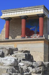 Minoens arkeologiska plats i Knossos. Norra ingången, Norra pelarhallen. Bastion rekonstruerad av Arthur Evans där han satte en kopia av en restaurerad relieffresk av en tjur. Knossos, Kreta.