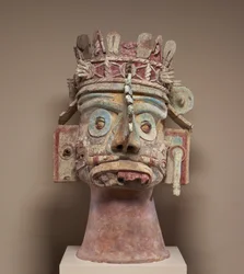 Överhuvud för regnguden Tlaloc, sen postklassisk period, ca 1300-1521 (keramik, tuff, stuckatur och färg)