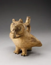 Handtagspipkärl i form av en uggla som äter en mus, 100 B.C.-A.D. 500