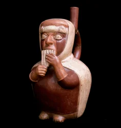 Precolombiansk konst, Mochic civilisation (ful): antropomorf vas som representerar en karaktär som spelar Antara, Andernas flöjt. 200 f.Kr.-700 e.Kr. Lima, Nationalmuseet för antropologi och arkeologi, Peru