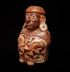 Förkolumbiansk konst, Mochecivilisationen: kärl föreställande ”Vävaren” - 200 f.Kr.-700 e.Kr. - Lima, Nationella museet för antropologi och arkeologi, Peru - Förkolumbiansk konst, Mochecivilisationen (Mochicakulturen), antropomorf flaska: framställning