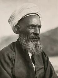Att bygga ett imperium i den fascistiska tidsåldern: en muslimsk hövding, 1936-05-09 (s/v foto)