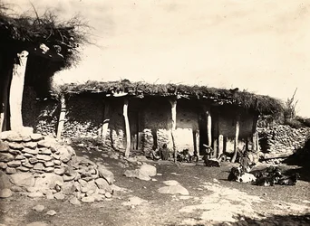 Att bygga ett imperium i den fascistiska tidsåldern: ett abessiniskt hus i Edmò, 1936-05-09 (s/v foto)