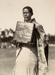 ‘Fausiaina o se Emepaea’ i le vaitaimi o Fascist: o se patele Abyssinian o loo tauaveina se tusi o Evagelia, 09/05/1936 (b/w photo)swed