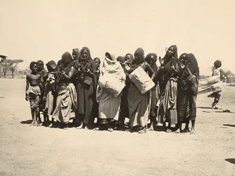 "Building an Empire" i den fascistiska tidsåldern: färgglad grupp muslimska kvinnor, 1936-05-09 (s/v foto)