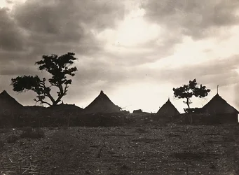 Att bygga ett imperium i den fascistiska tidsåldern: solnedgång vid Mai Zaghenà, 1936-05-09 (s/v foto)
