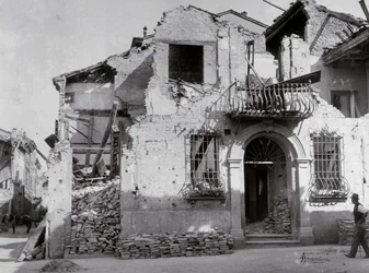 Bombardementen av Sermide: ett hus som skadades allvarligt under andra världskriget. En del av fasaden syns