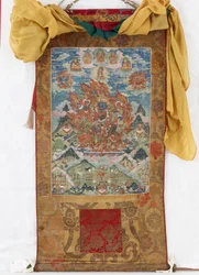 Damjen Garwa Nagpo, mitten av 1800-talet (mineralpigment på stor bomull, original Qing-brokadfästen, original dammskydd, mongoliska tofsar och stav med lock)