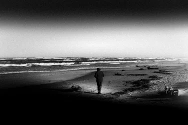 Ensam promenad på stranden