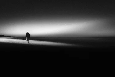 Ensam promenad på stranden