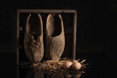 Rustika träskor och ägg