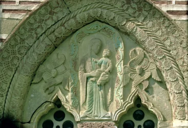 Madonna och barn, fönsterdetalj av kyrkan, byggd 1413-17 (sten)