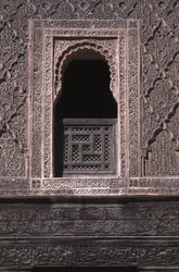 Utsikt över ett fönster på gården till Ali ben Youssef Medersa, byggd av saadianerna 1565 (cederträ och stuckatur)