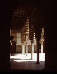Art mudejar: utsikt över damernas domstol (Patio de las Doncellas)