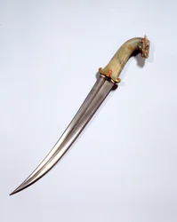Mogulkonst: dolk med hästhuvud i damaskerat stål. 1600-talet. Höjd 0,5 m, Paris, Musée du Louvre