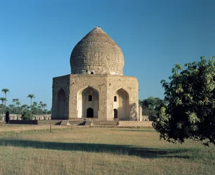 Utsikt över Asif Khans mausoleum som ligger i Shahdara Bagh
