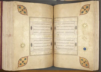 Fol 82 verso 83 recto, Timurid Quran, 1441 (bläck & guld på papper)