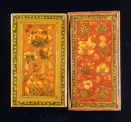 Ett par spegelfodral från Safaviddynastin, målade med blommönster, varav en med en uppflugen båge, ca 1671-2