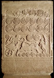 Mykensk konst: gravstele av kalksten med en framställning av ett slag, från Mykene. 1500-talet f.Kr. Mått: 133 cm. Aten, Nationella arkeologiska museet